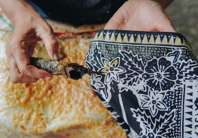 Person's,Hand,Is,Tracing,Design,The,Pattern,Of,Batik,Tulis
