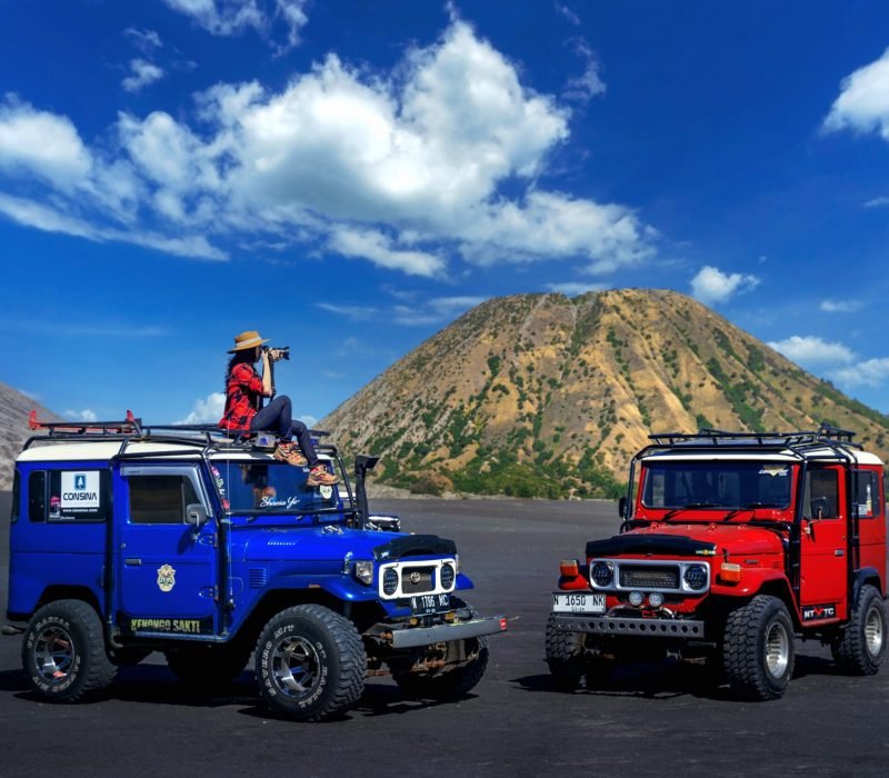 Java,indonesia-aug,30,2023,:,Tourists,And,4x4,Jeep,For,Tourist,Rental
