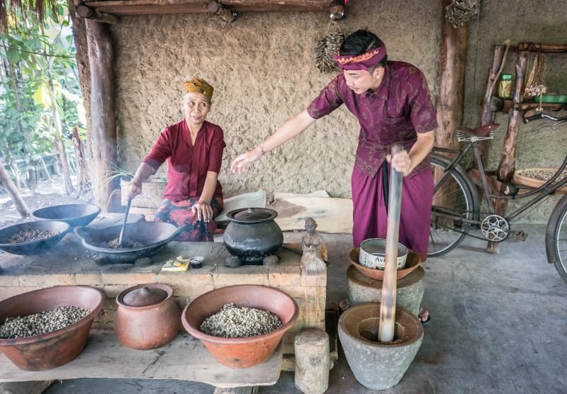 Bali,,Indonesia,-,August,13th,2018:,Old,Woman,And,Young