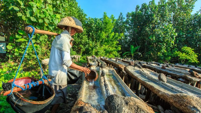 Bali,Indonesia,Apr,3,,2016,:,Traditional,Salt,Farmer,In